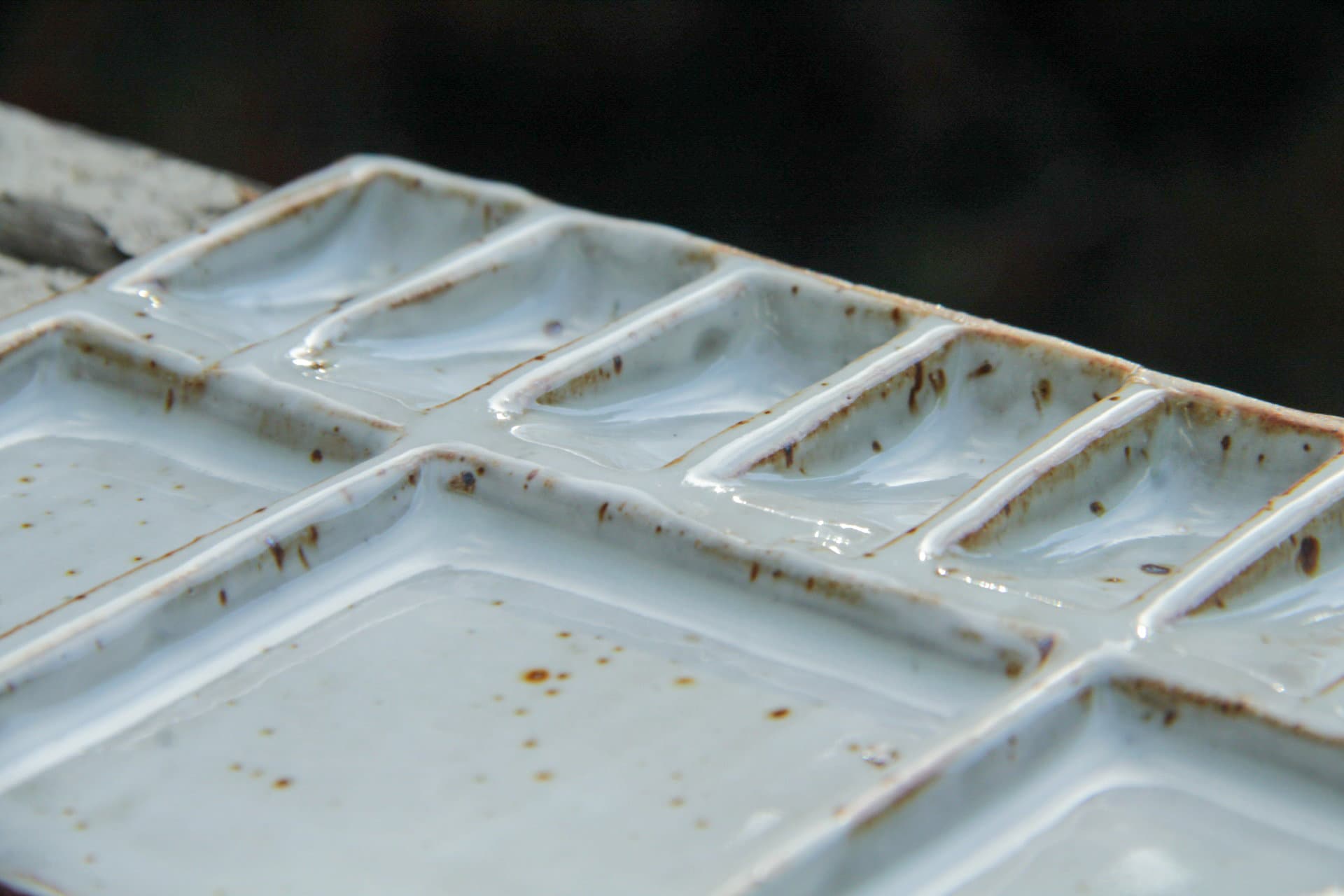 Close up side view of rectangular paint palette 